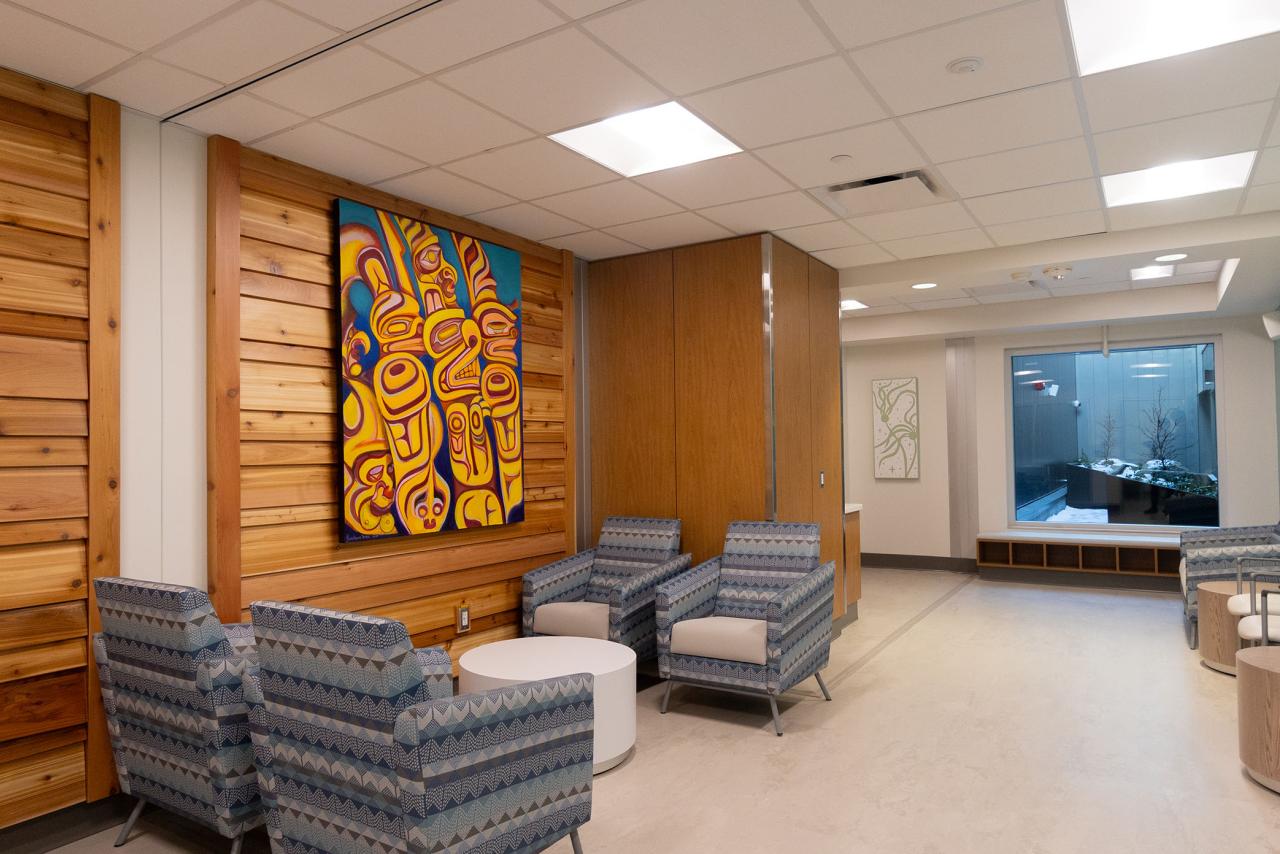 Waiting area in hospital with four chairs