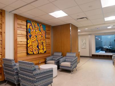 Waiting area in hospital with four chairs
